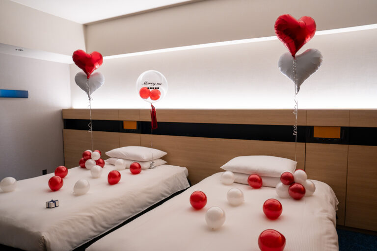 Surprise proposal decoration at ヒルトン東京ベイ, red and gray heart balloon decoration