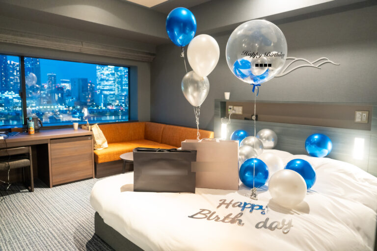 La Vista Tokyo Bay生日惊喜布置，蓝色与白色的优雅气球装饰