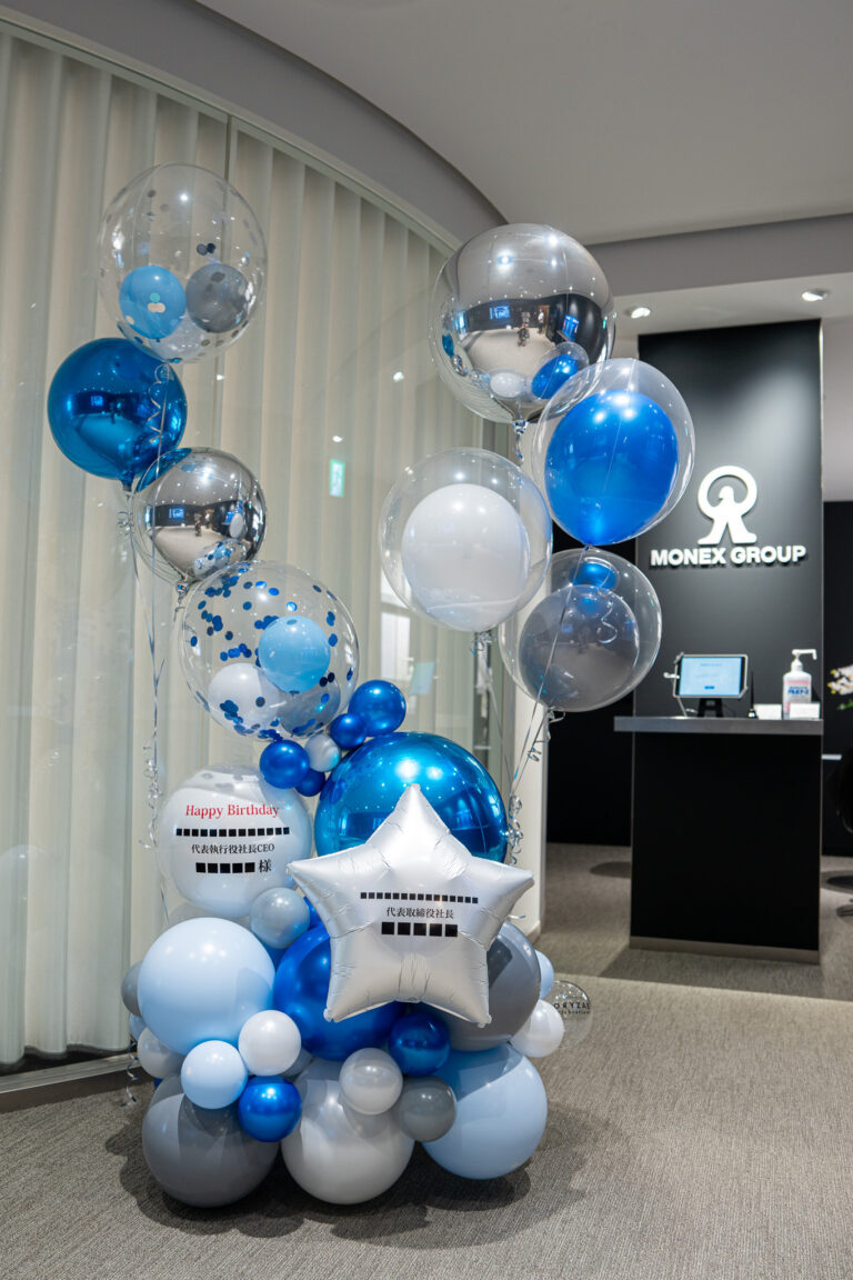 アーク森ビルのオフィスロビーでの誕生日お祝いバルーンタワー装飾