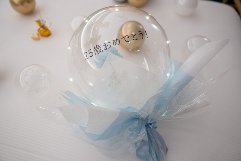 在ヒルトン東京ベイ用金色與銀色氣球裝飾打造25歲生日驚喜