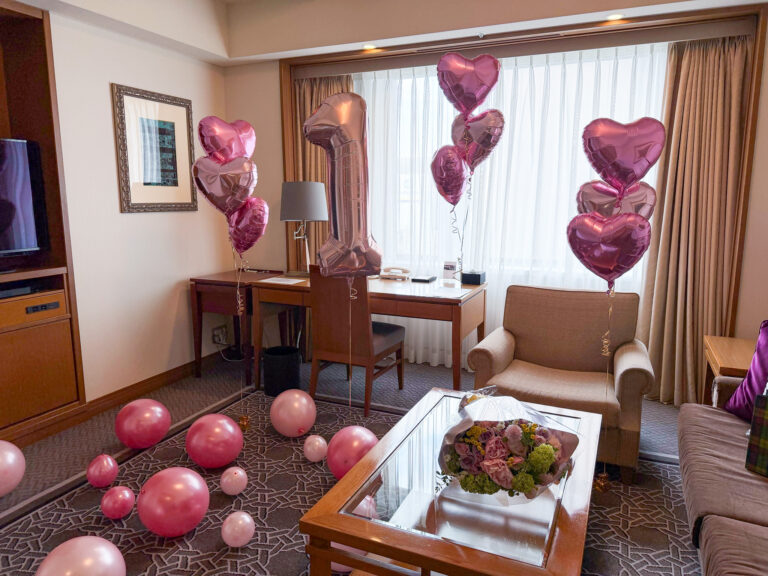 Surprise proposal decoration at 帝国ホテル東京, pink & rose gold balloon styling