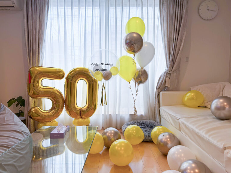 50歳の誕生日をゴールド&シルバーのバルーン装飾でサプライズ飾り付け