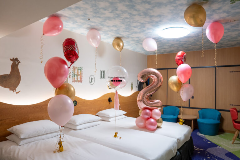 ヒルトン東京ベイでの2歳誕生日をピンク&ゴールドのバルーン装飾でお祝い