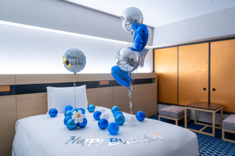 希爾頓東京灣生日驚喜佈置，藍色與白色氣球裝飾
