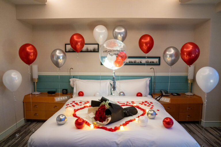 Proposal Surprise Decoration at ザ・プリンスパークタワー東京 | Red & Silver Balloon Decoration