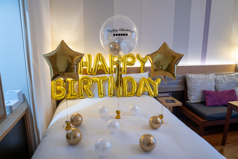 三井ガーデンホテル大阪プレミアでのゴールド&ホワイトの誕生日サプライズ飾り付け