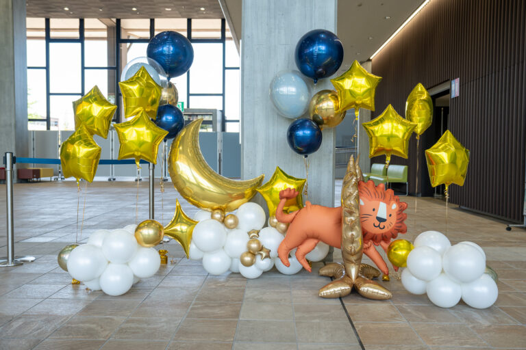 Presentation at あげお富士住建ホール - Gorgeous Gold & Navy Balloon Decoration