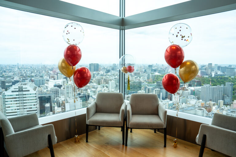 ザ・プリンスギャラリー東京紀尾井町でのゴールド&レッドバルーンを使った誕生日サプライズ飾り付け
