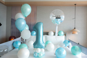 フェアモント東京での1歳誕生日をターコイズブルーのバルーン飾り付けでお祝い