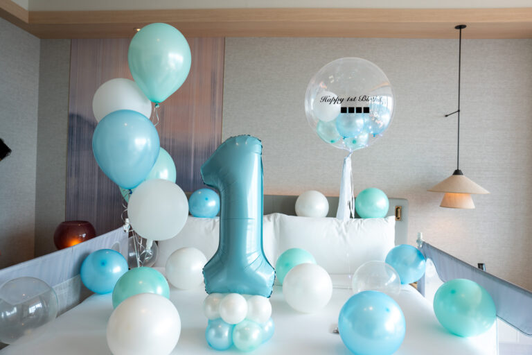 フェアモント東京での1歳誕生日をターコイズブルーのバルーン飾り付けでお祝い