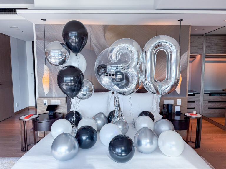 フォーシーズンズホテル東京大手町에서의 30세 생일 모노톤 & 메탈릭 서프라이즈 데코레이션