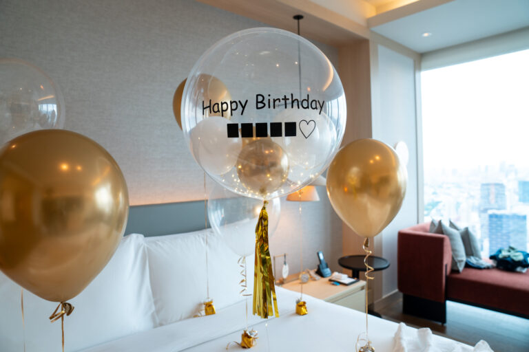 フェアモント東京에서의 골드 & 화이트 생일 서프라이즈 풍선 장식