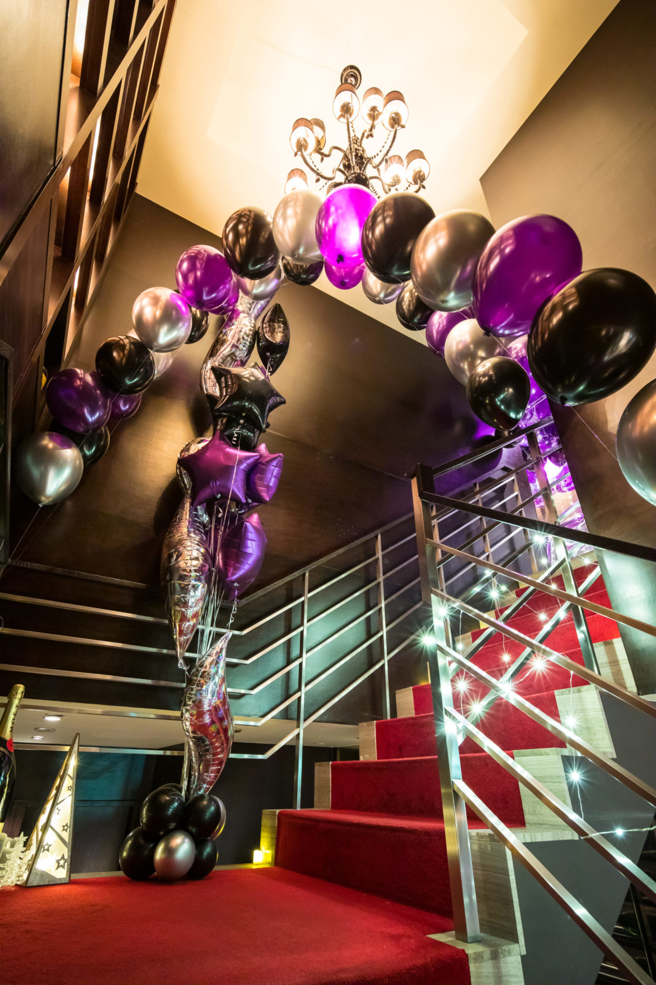 飲食店の階段でハロウィン装飾