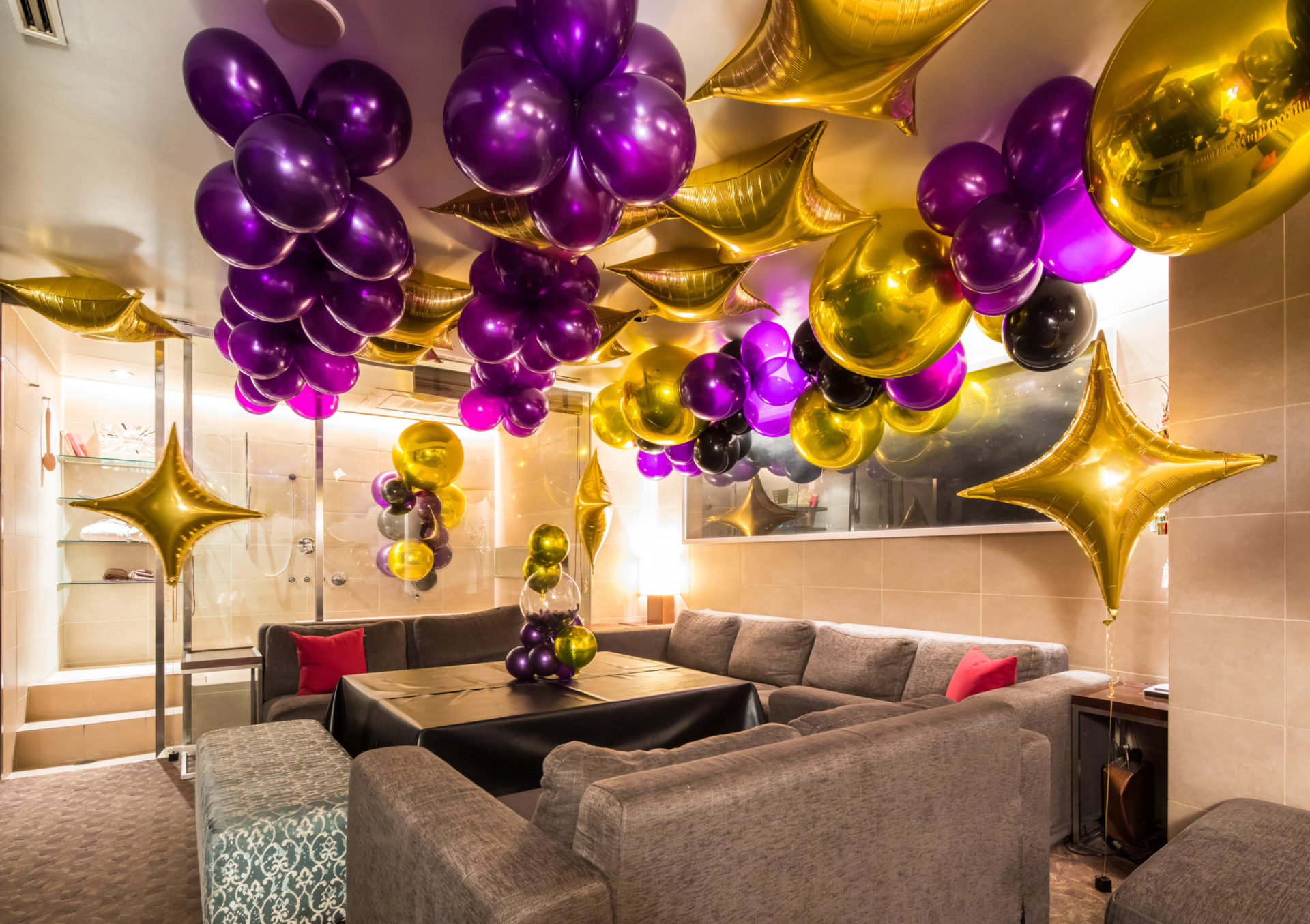 飲食店の個室部屋でハロウィン装飾