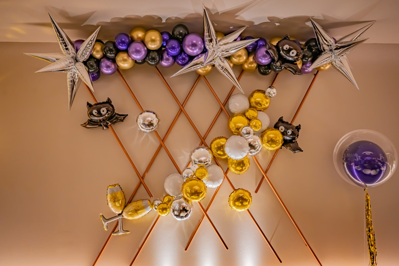 飲食店の壁にハロウィンバルーン装飾