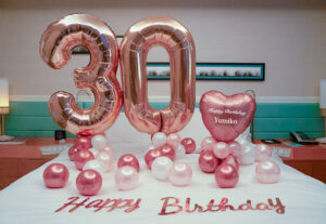 メッセージ入りハートバルーンとビッグナンバーデコレーション