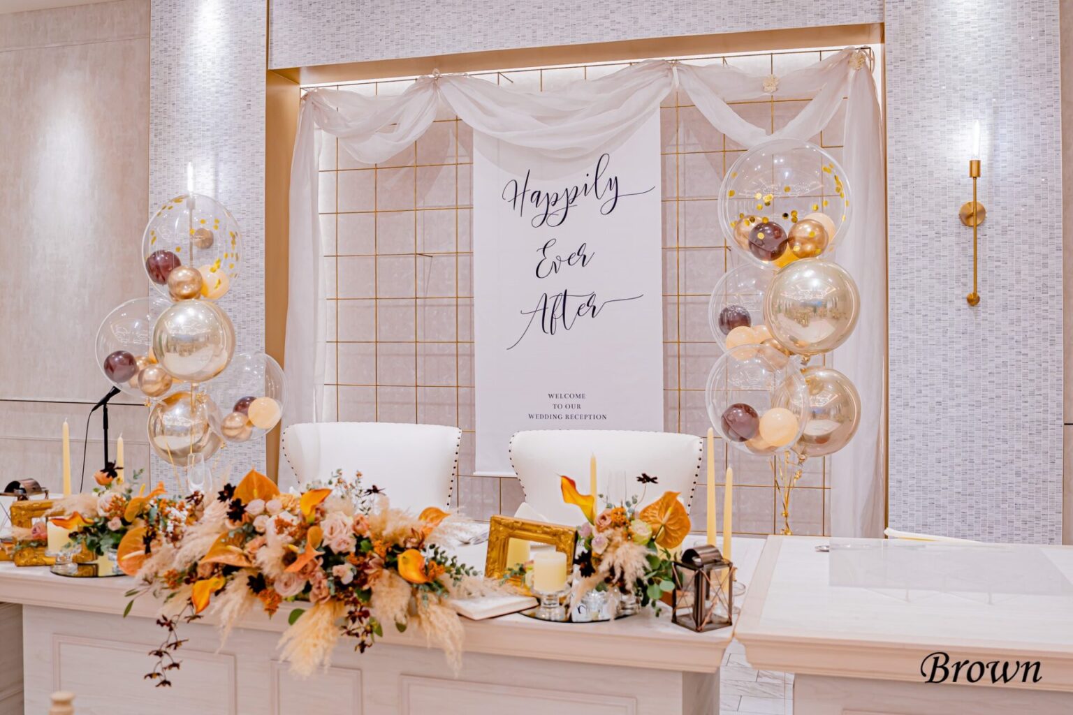 ウェディング会場の高砂バルーン装飾