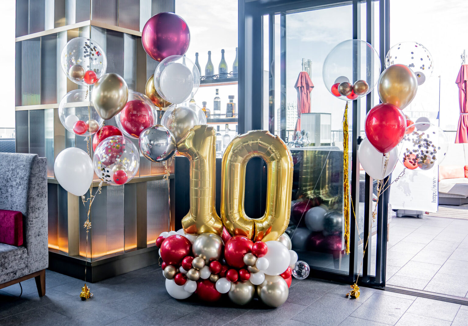 レストランで周年お祝いバルーン装飾