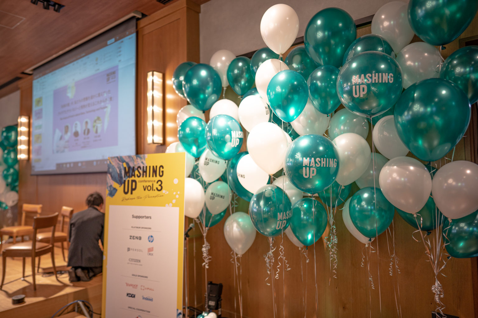 法人イベントのスクリーン周り装飾