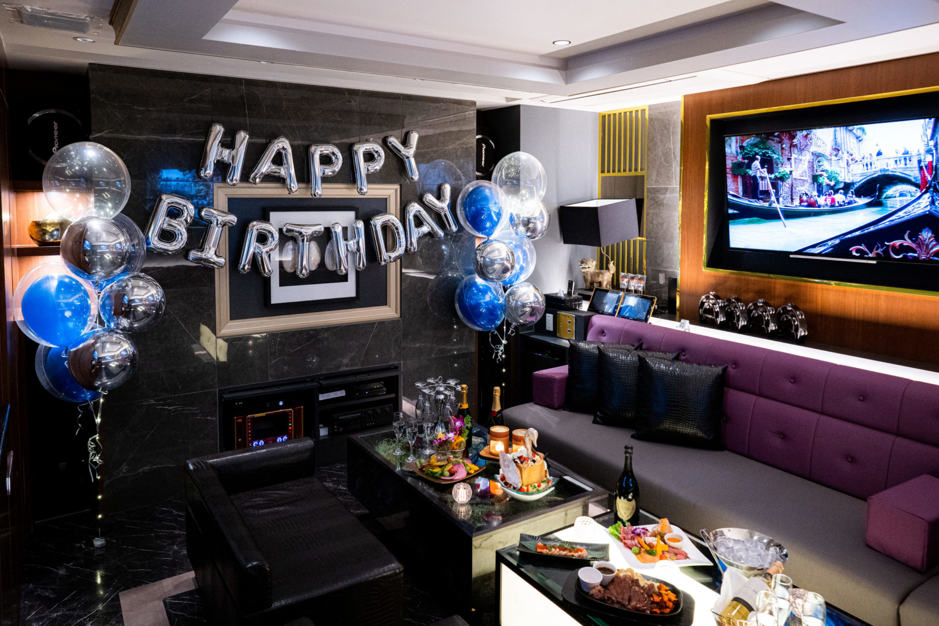 飲食店でバースデーバルーン装飾