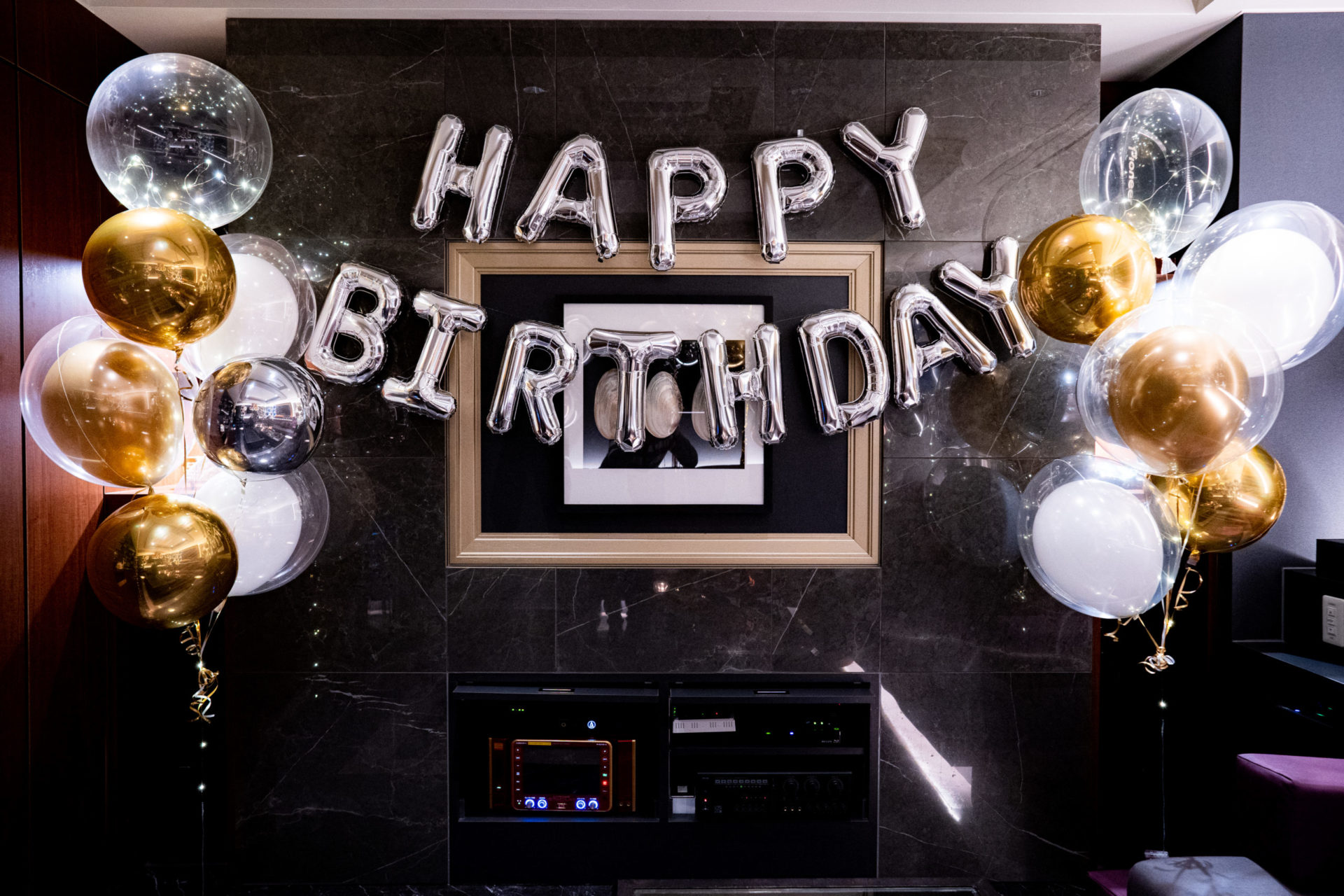 飲食店でバースデーバルーン装飾