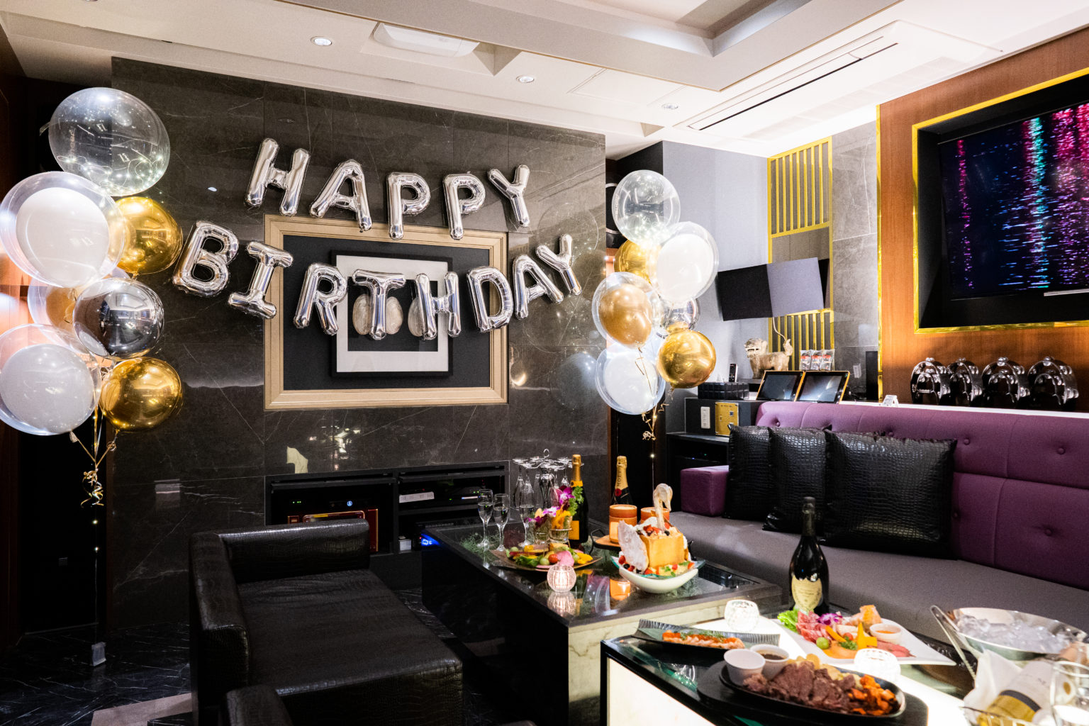 飲食店でバースデーバルーン装飾