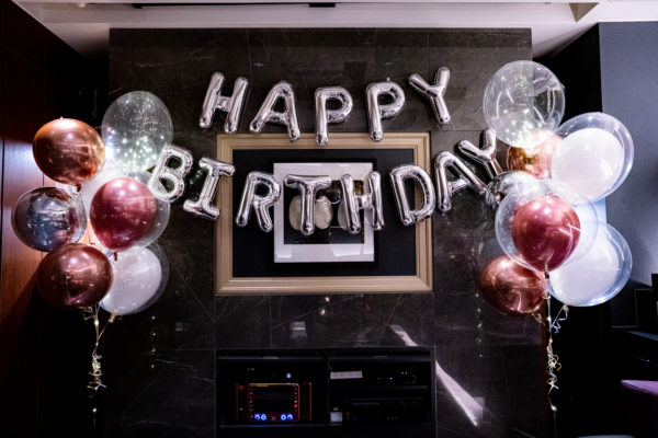 117：【42,800엔(税込)】LED 라이트 부케와 스테디셀러 「HAPPY BIRTHDAY」의 캐릭터 풍선의 생일 데코레이션 세트