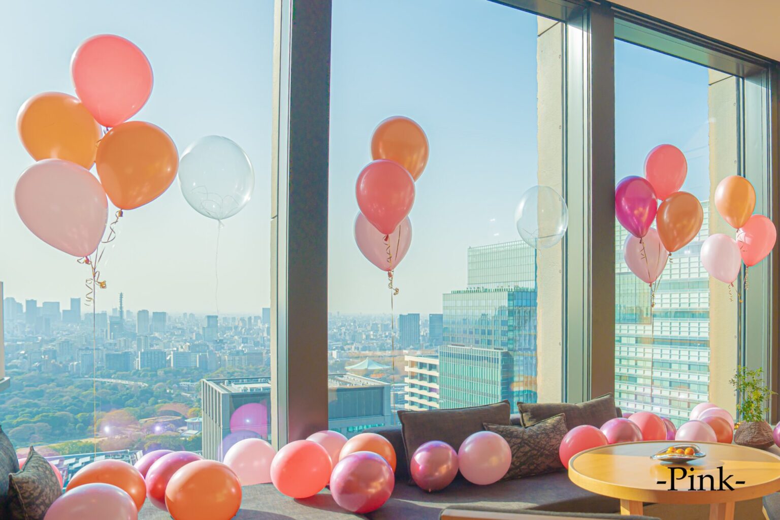 ホテルで窓際にサプライズバルーン装飾