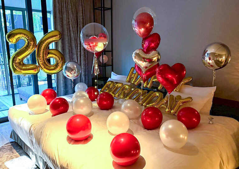 在ふふ熱海的26歲生日驚喜佈置〜金色&紅色氣球裝飾〜