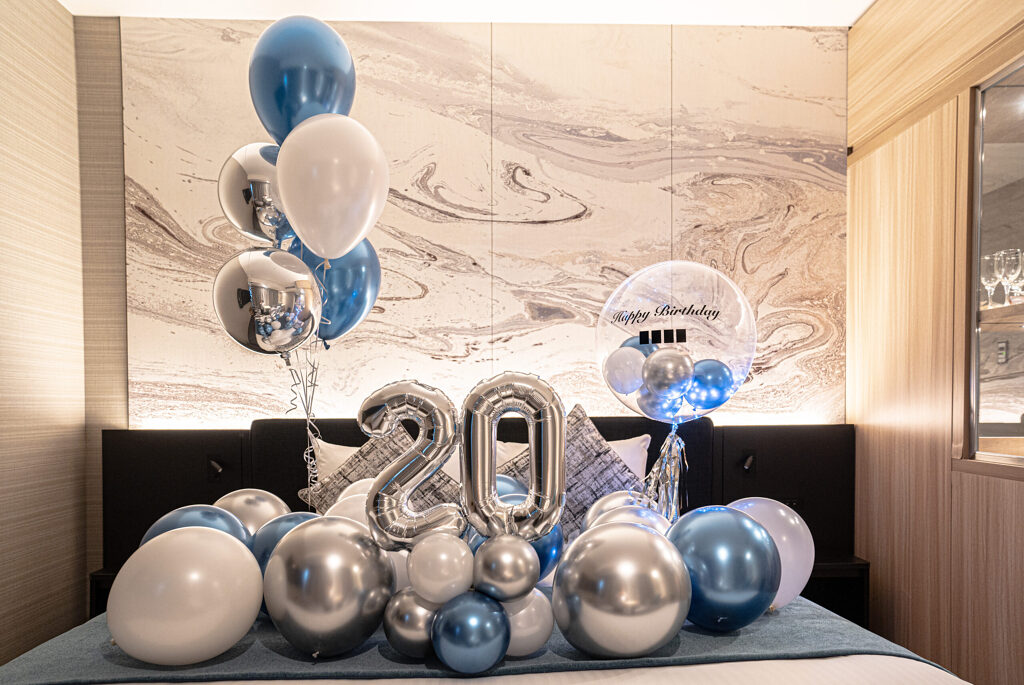 ホテル客室でブルーとシルバーのバルーンで祝う20歳の誕生日飾り付け