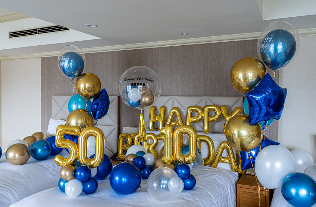 お台場のホテルでの誕生日サプライズ 青とゴールドのバルーン飾り付け