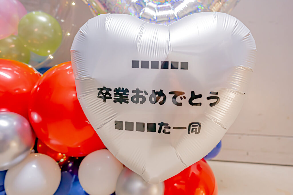 紺と赤で彩る卒業お祝いのバルーンスタンド飾り付け