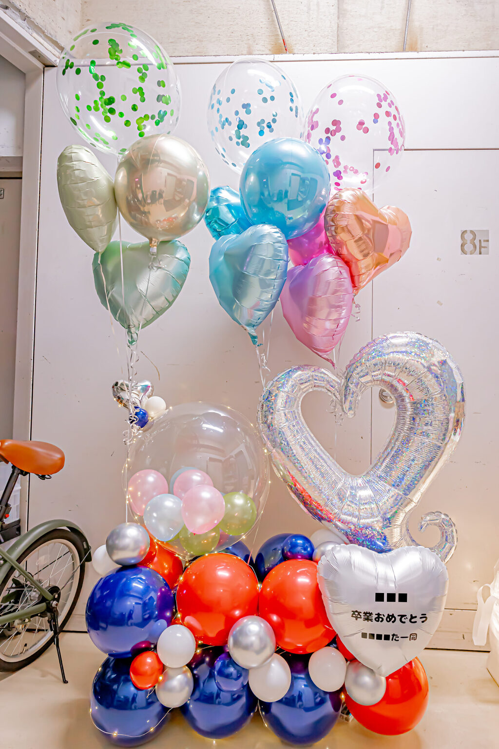 紺と赤で彩る卒業お祝いのバルーンスタンド飾り付け