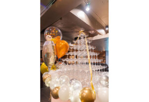 誕生日パーティーのシャンパンタワー装飾