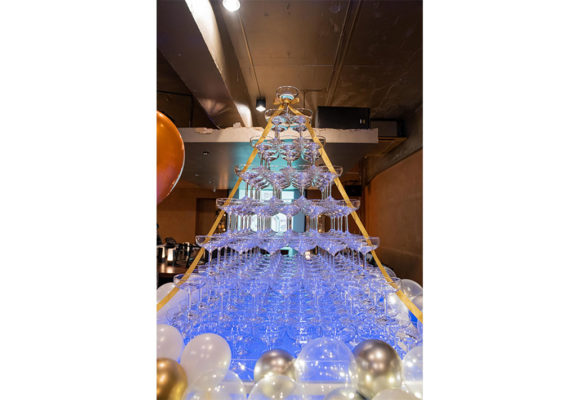 誕生日パーティーの4角8段のシャンパンタワー装飾