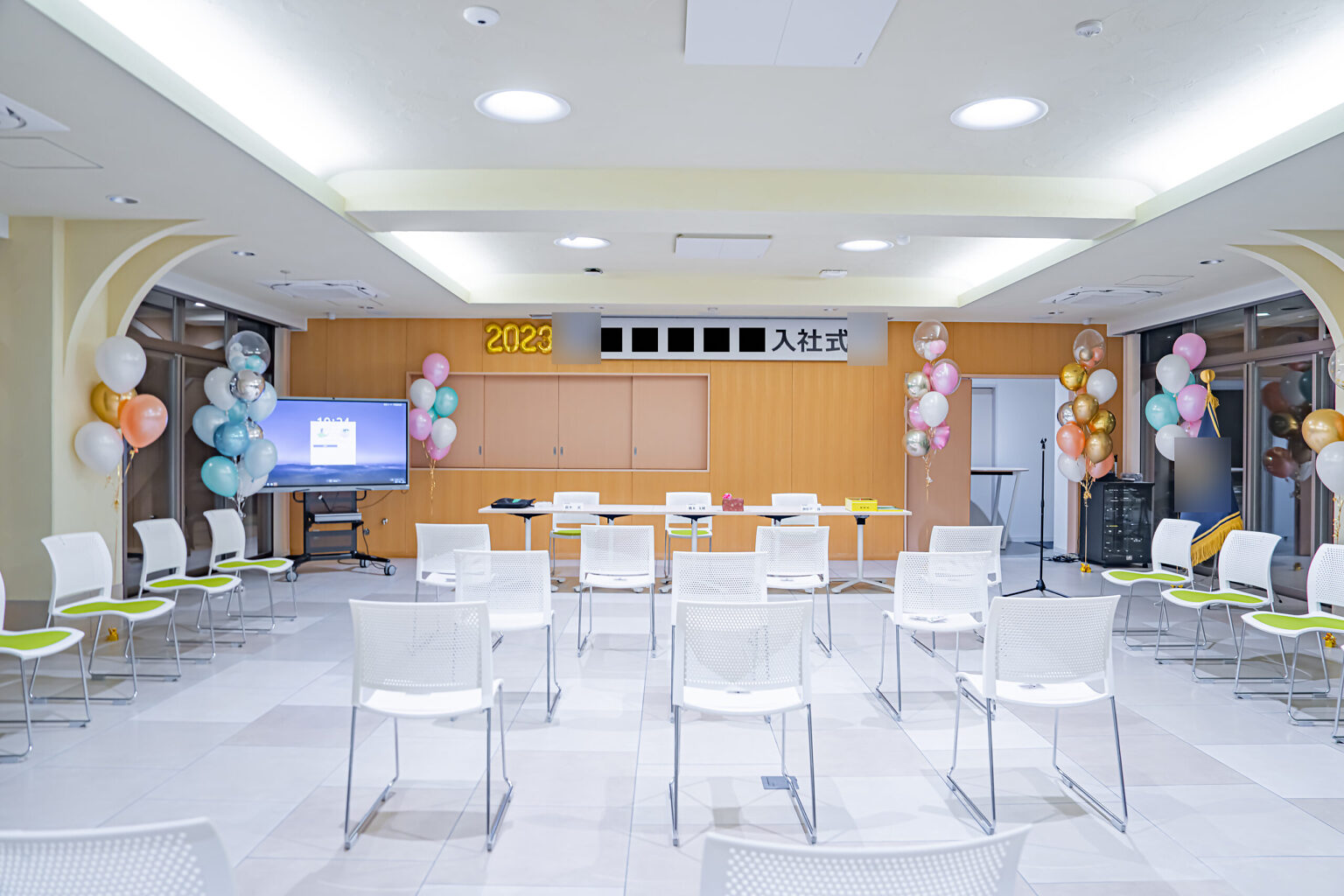桜色のバルーンで迎える入社式のエントランス飾り付け
