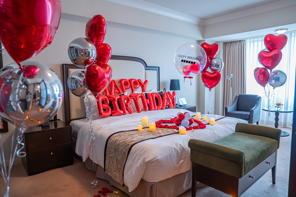 ホテルでの誕生日サプライズ 赤いハートバルーンと薔薇の飾り付け