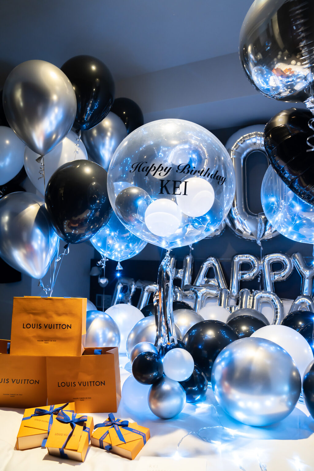 ブラックとシルバーで彩る誕生日サプライズのバルーン飾り付け