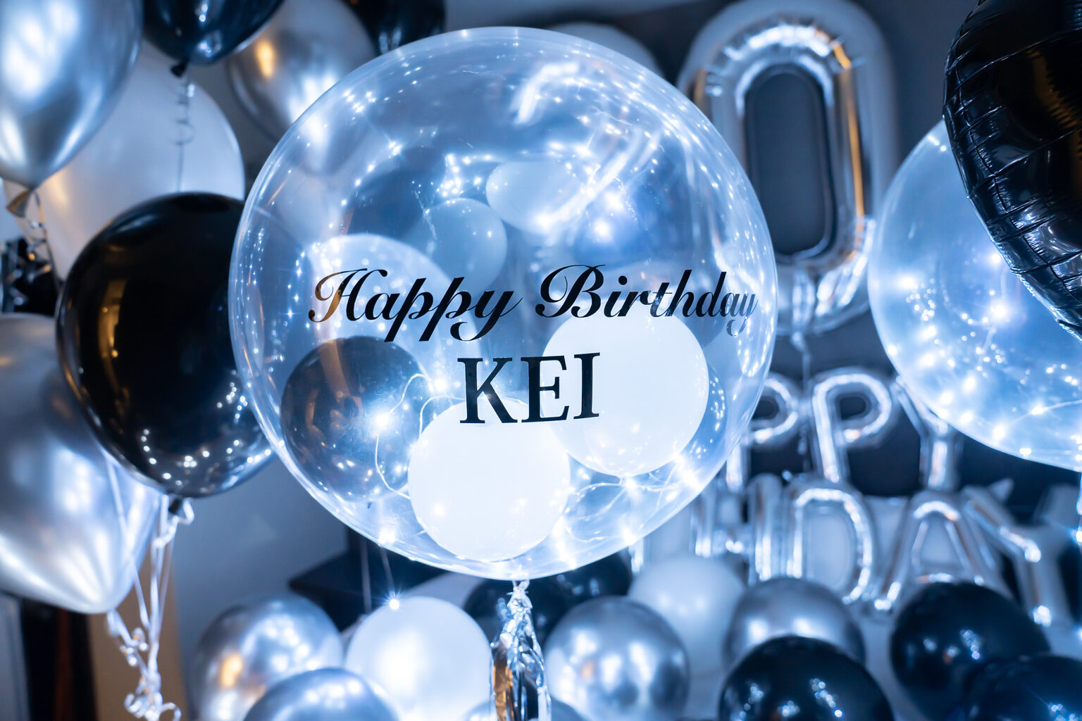 ブラックとシルバーで彩る誕生日サプライズのバルーン飾り付け