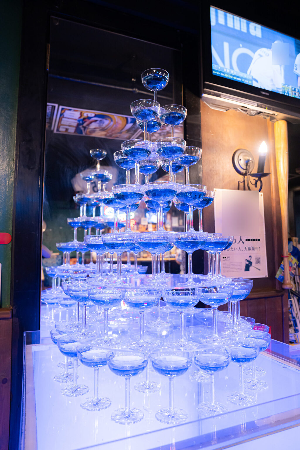 蓝白闪耀香槟塔点缀的干杯庆祝演出