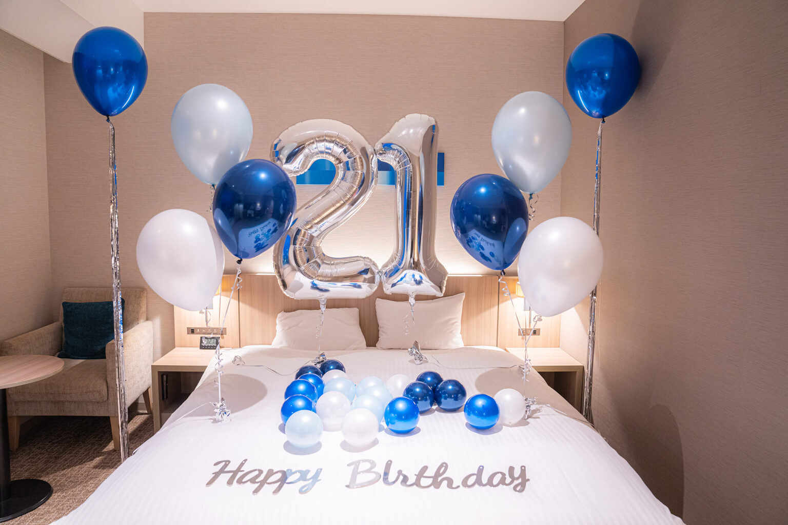 青とシルバーのバルーンで彩るホテルでの誕生日サプライズ飾り付け