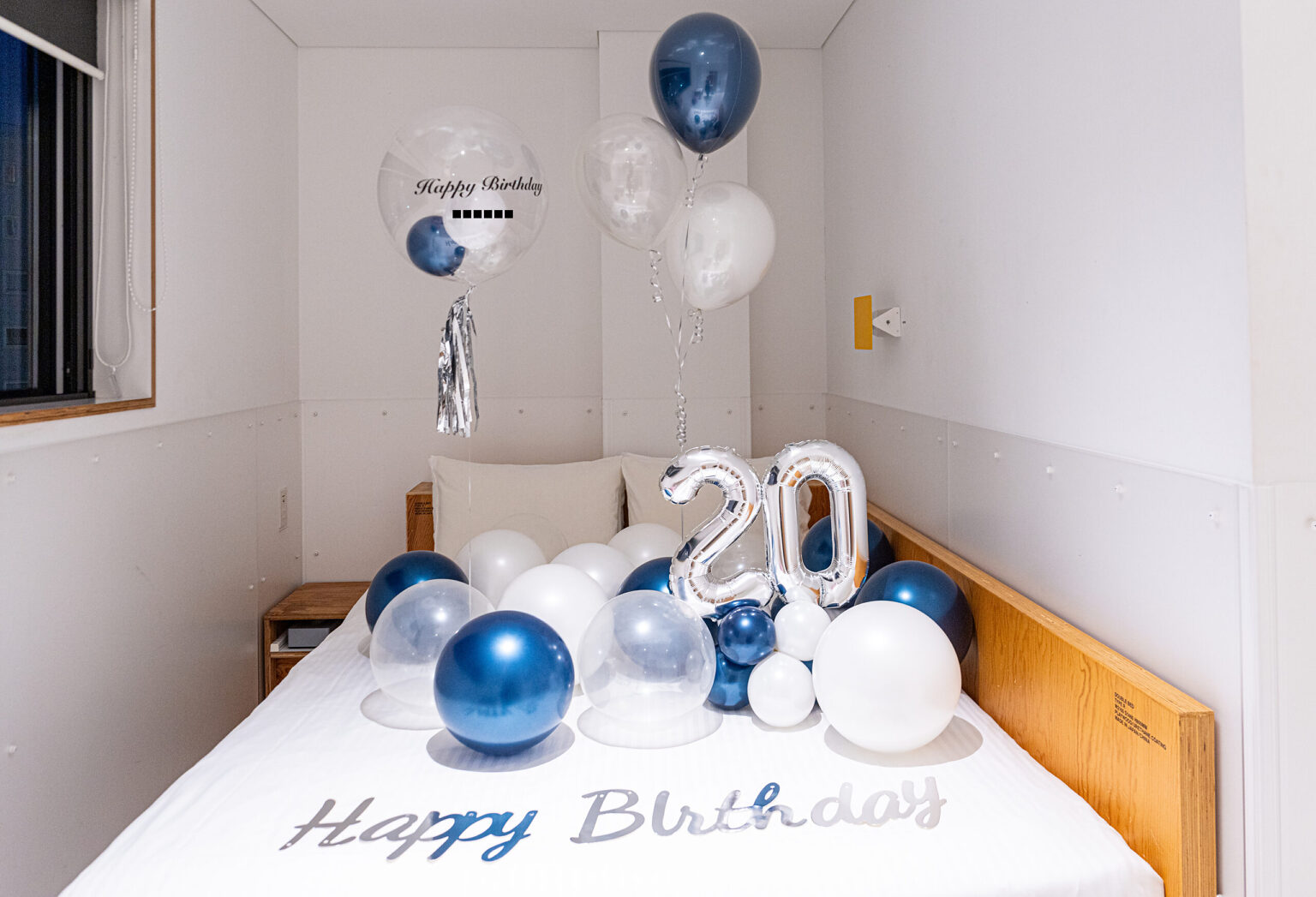 ネイビーとホワイトのバルーンで彩る客室の誕生日サプライズ飾り付け