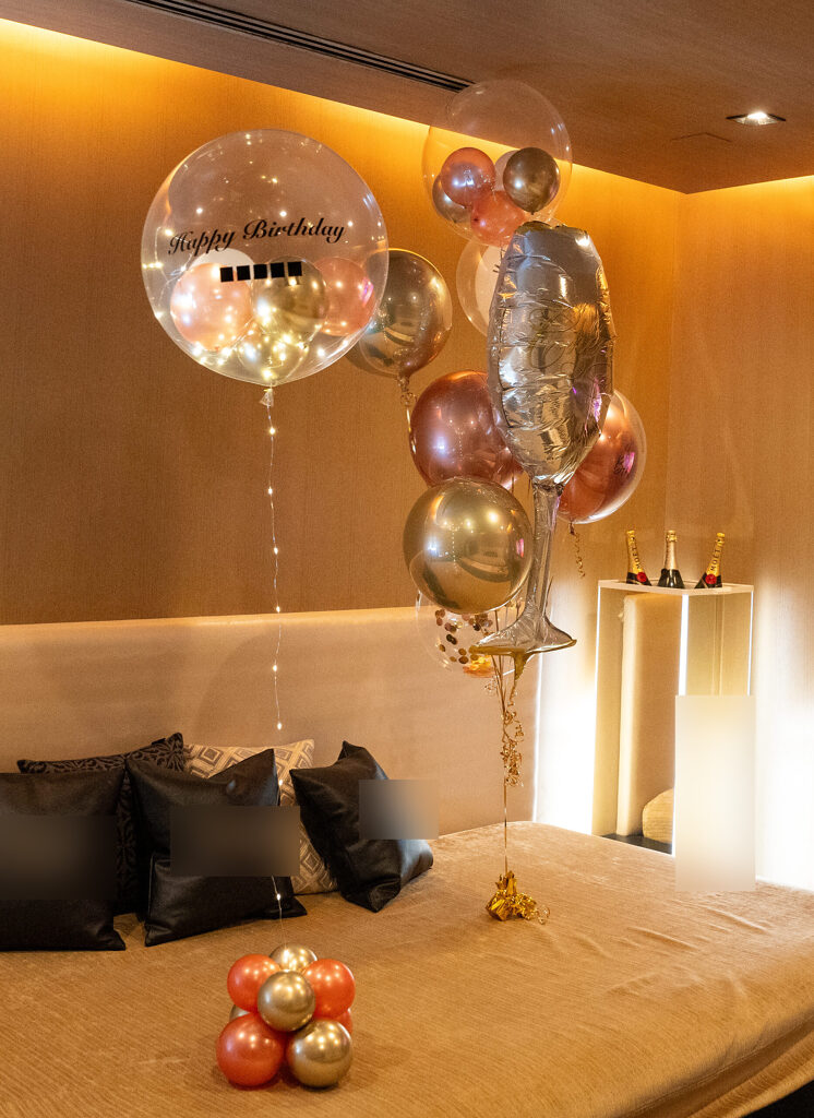 ホテルの客室でのローズゴールドで彩る誕生日サプライズ飾り付け
