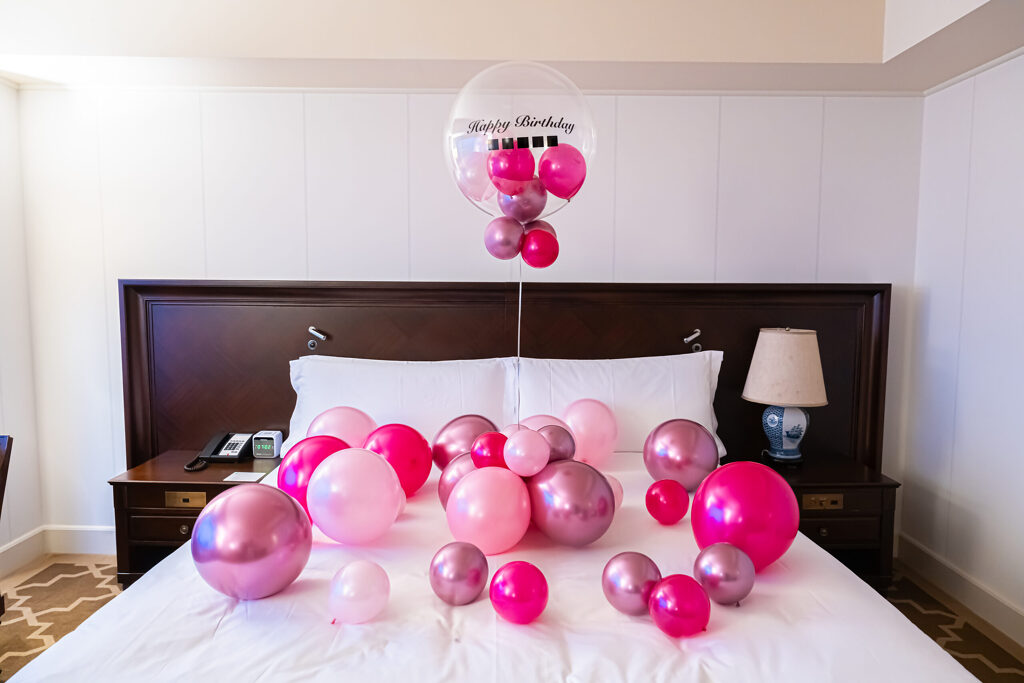ホテル客室でのピンクのバルーンによる誕生日サプライズ飾り付け