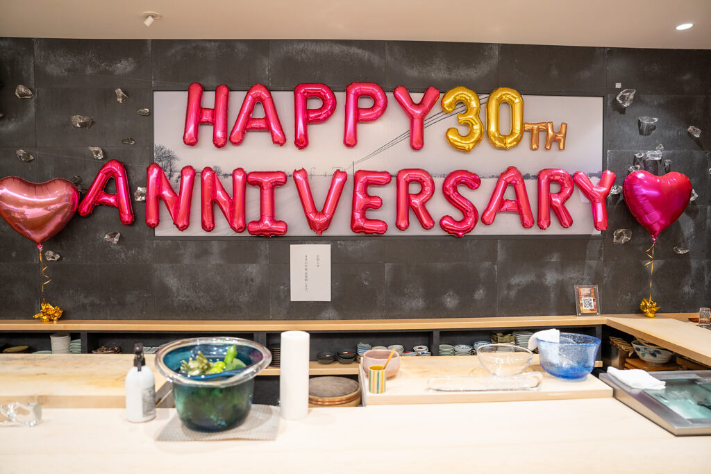 東京の飲食店でピンクと赤で彩る30周年お祝いバルーン飾り付け