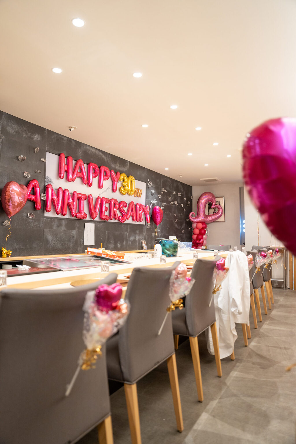 東京の飲食店でピンクと赤で彩る30周年お祝いバルーン飾り付け