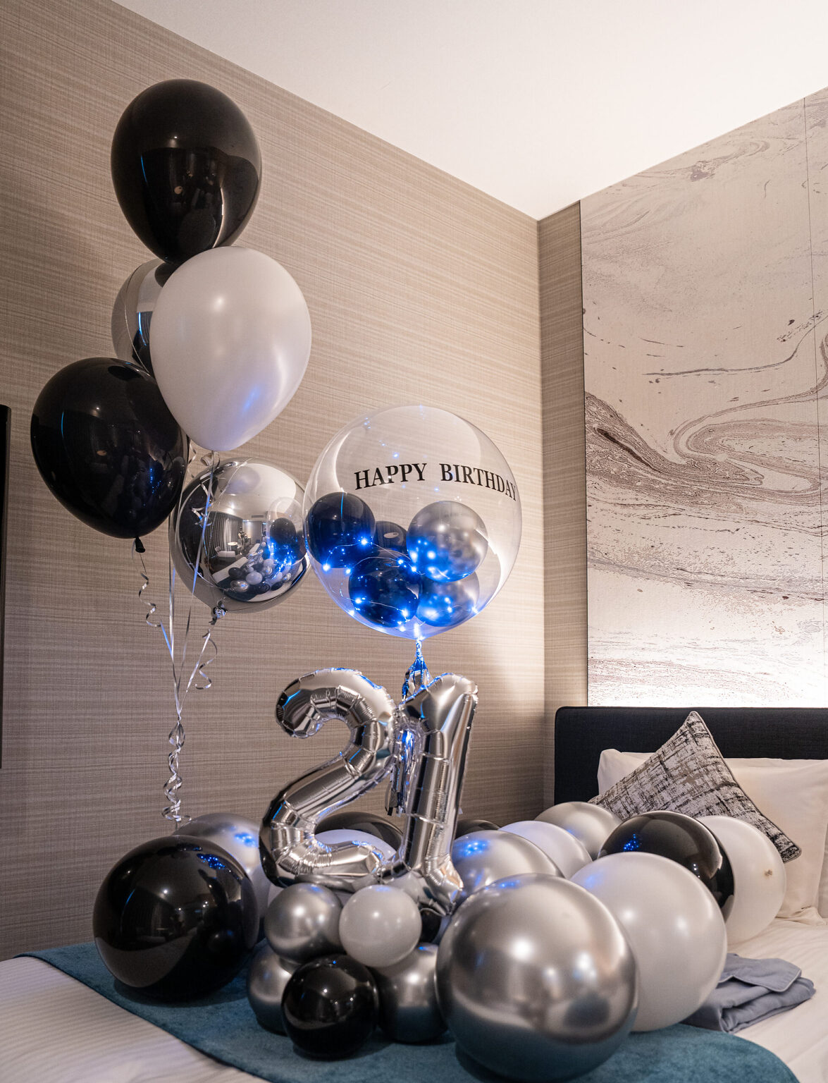 ホテル客室でのブラックとシルバーのバルーン誕生日サプライズ飾り付け