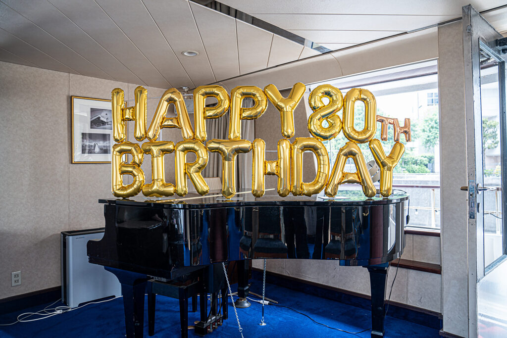 ゴールドとオレンジで彩る80歳の誕生日お祝いバルーン飾り付け