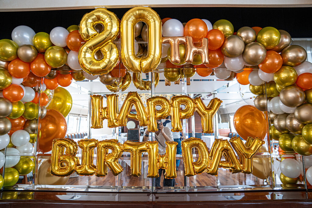 ゴールドとオレンジで彩る80歳の誕生日お祝いバルーン飾り付け