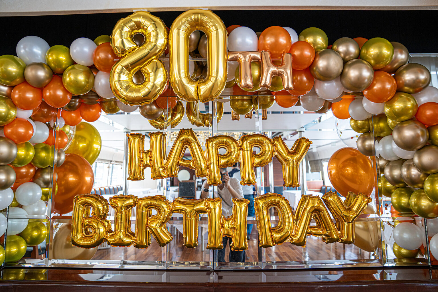 ゴールドとオレンジで彩る80歳の誕生日お祝いバルーン飾り付け